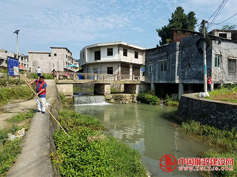 孟溪镇红岩村开展河道专项清理整治行动